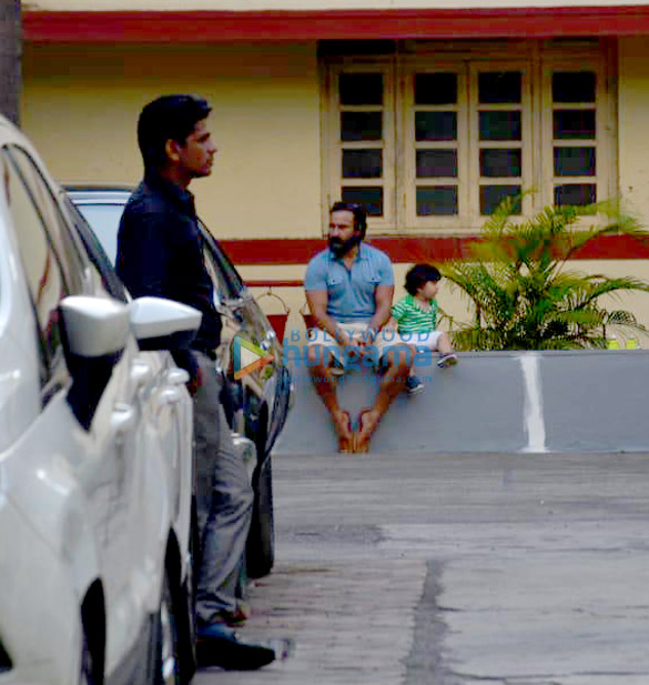 saif ali khan and taimur ali khan snapped in bandra 1