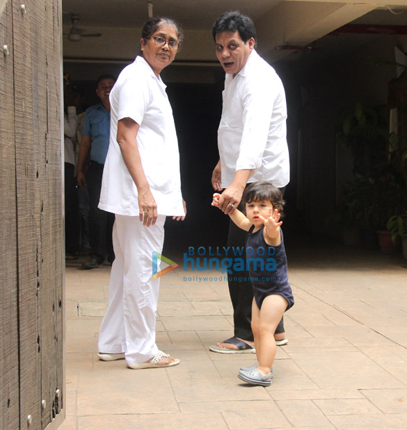 saif ali khan and taimur ali khan snapped in bandra 5