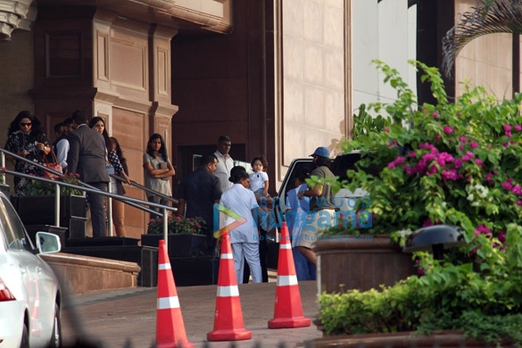 saif ali khan and taimur ali khan spotted in mumbai 1