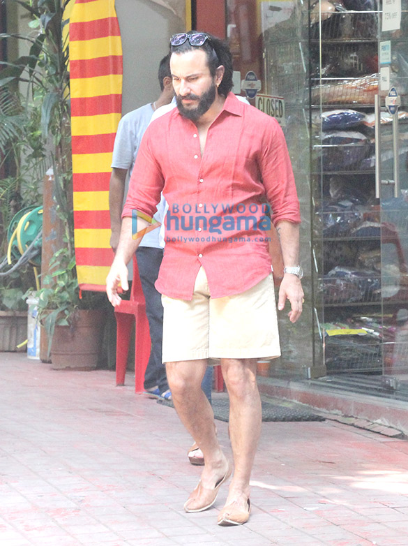saif ali khan snapped in bandra 1 4