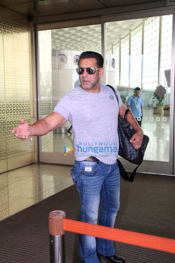salman khan akhsay kumar twinkle khanna and others snapped at the airport 6