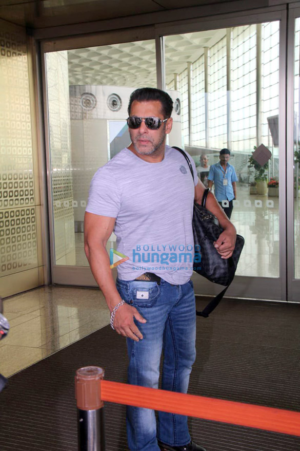 salman khan akhsay kumar twinkle khanna and others snapped at the airport 9