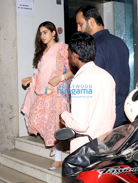 Sara Ali Khan spotted at dance class in Juhu Sara Ali Khan spotted at dance class in Juhu