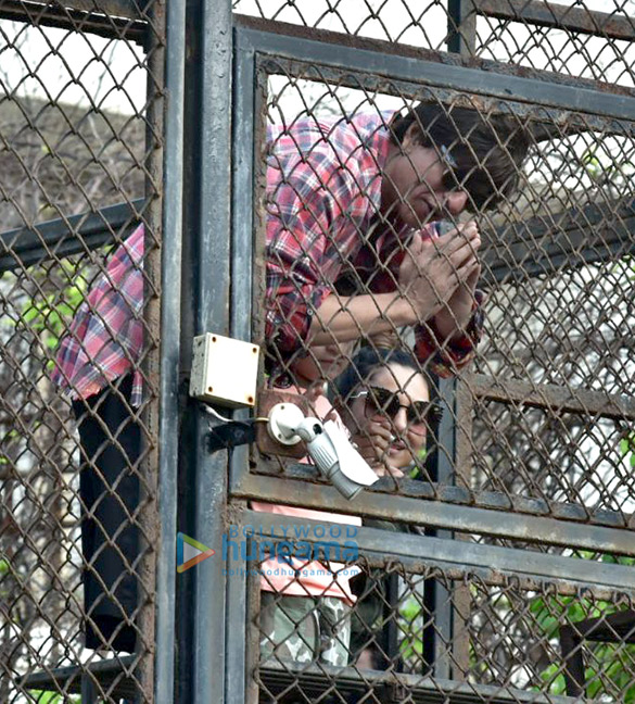 shah rukh khan gauri khan and abram greet fans on the occasion of janmashtami 1