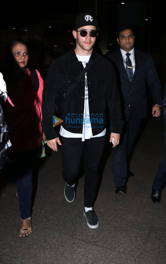 shah rukh khan kriti sanon preity zinta esha gupta and others snapped at the airport 10