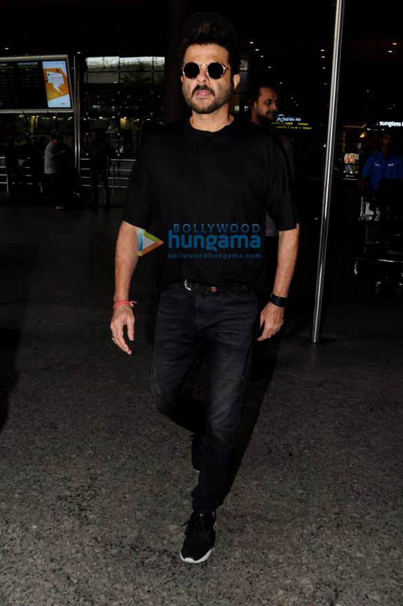 shah rukh khan kriti sanon preity zinta esha gupta and others snapped at the airport
