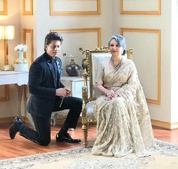 Shah Rukh Khan romantically kneels down for a lady and it is NOT Gauri Khan (see picture) Shah Rukh Khan romantically kneels down for a lady and it is NOT Gauri Khan (see picture)