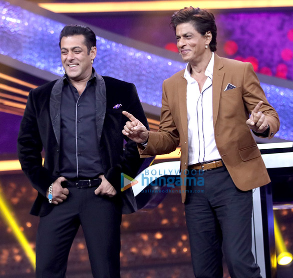 shah rukh khan snapped on the sets of the show dus ka dum 4