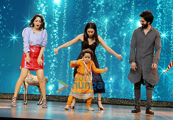 shahid kapoor shraddha kapoor and yami gautam snapped promoting batti gul meter chalu on sets of indias best dramebaaz 3