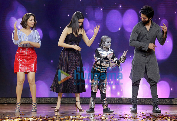 shahid kapoor shraddha kapoor and yami gautam snapped promoting batti gul meter chalu on sets of indias best dramebaaz 4