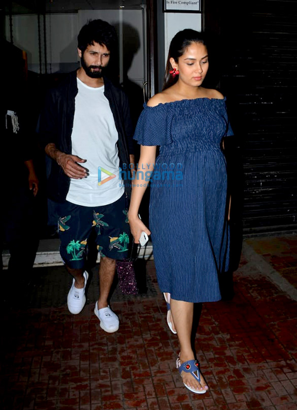 shahid kapoor and mira rajput snapped at bastain 6