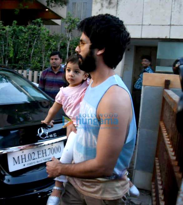 shahid kapoor and family snapped at their house 1