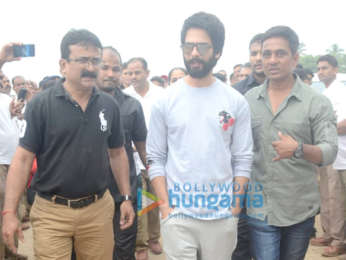 Shahid Kapoor snapped participating in the Clean Mumbai initiative at Juhu