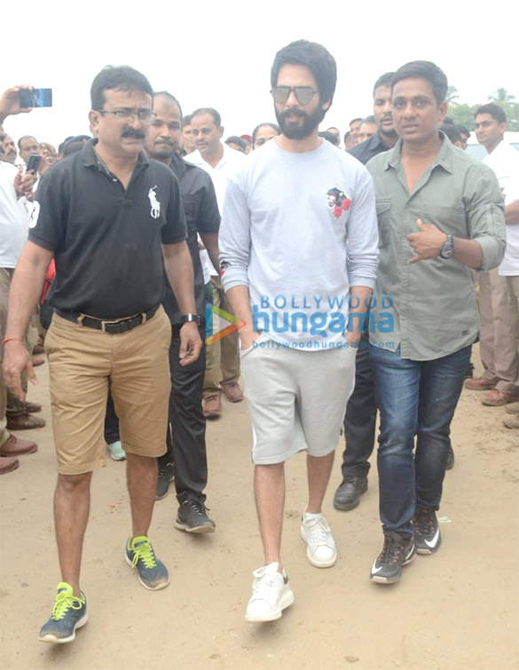 shahid kapoor snapped participating in the clean mumbai initiative at juhu 1