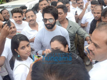 Shahid Kapoor snapped participating in the Clean Mumbai initiative at Juhu