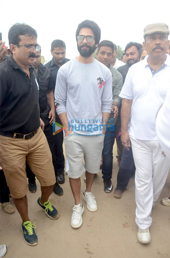 shahid kapoor snapped participating in the clean mumbai initiative at juhu 6