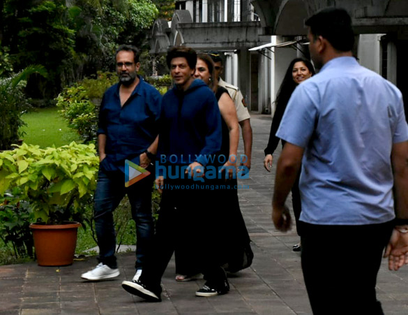 Shah Rukh Khan snapped at Karuna Badwal’s birthday bash in Andheri Shah Rukh Khan snapped at Karuna Badwal’s birthday bash in Andheri