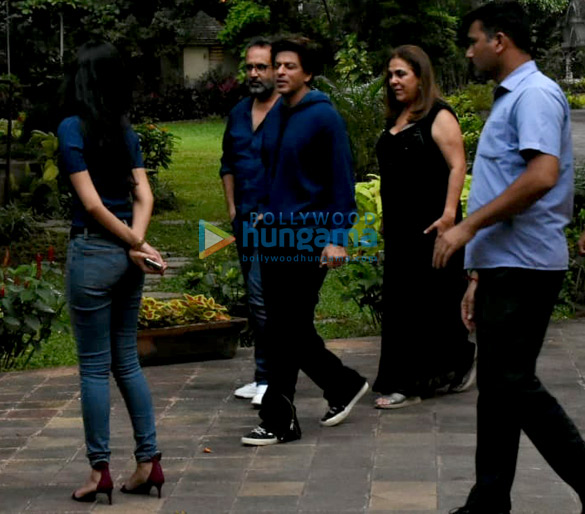 shahrukh khan snapped at karuna badwals birthday bash in andheri 3