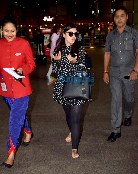 shriya saran and sakshi dhoni snapped at the airport 4