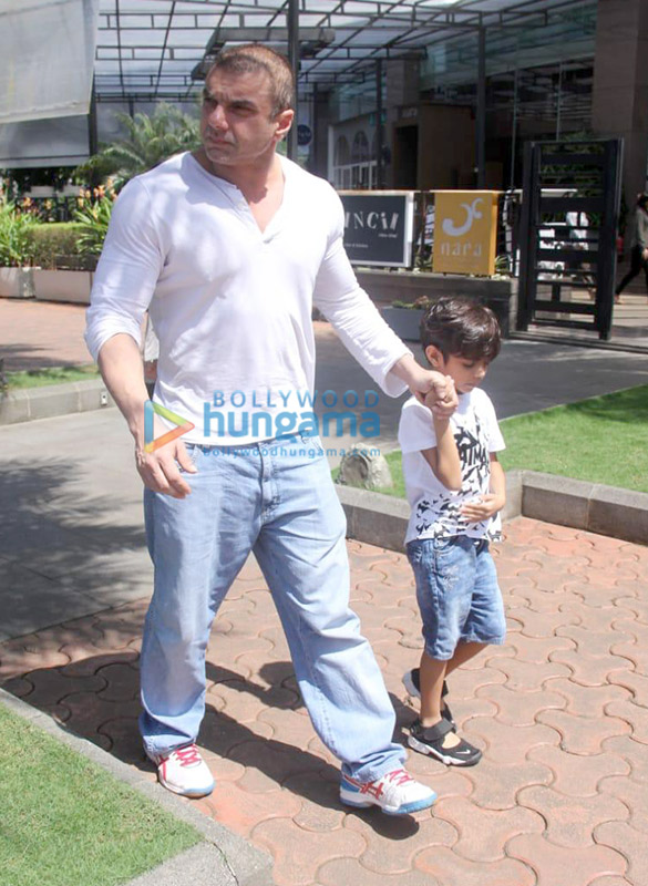 sohail khan arbaaz khan salim khan and family snapped post lunch at bkc 4