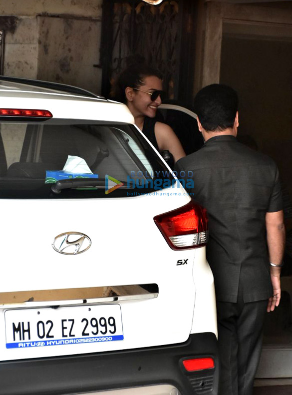 Sonakshi Sinha, Nushrat Bharucha and others spotted at gym in Bandra Sonakshi Sinha, Nushrat Bharucha and others spotted at gym in Bandra