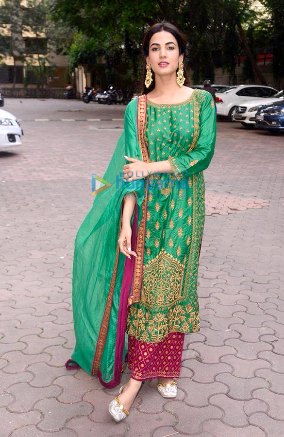 sonal chauhan snapped visiting the lalbaugcha raja ganesh peendal 1