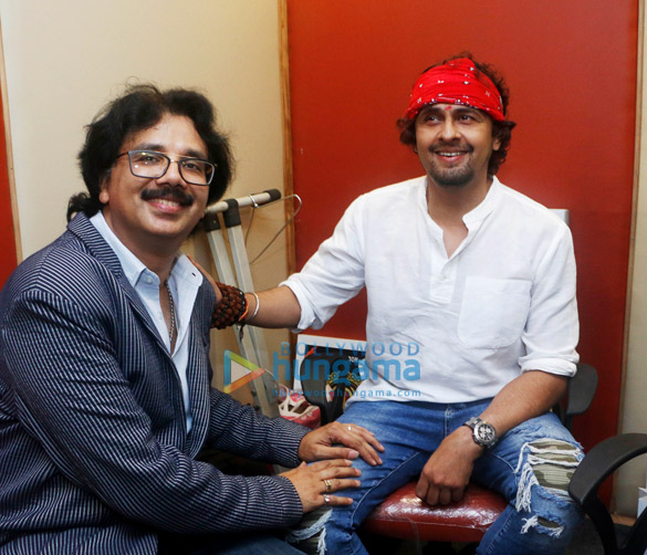 sonu nigam and talat aziz inaugurate jeetu shankars music academy recording studio in andheri east 5