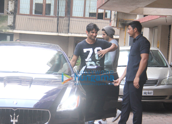 sushant singh rajput snapped with friends in bandra 5