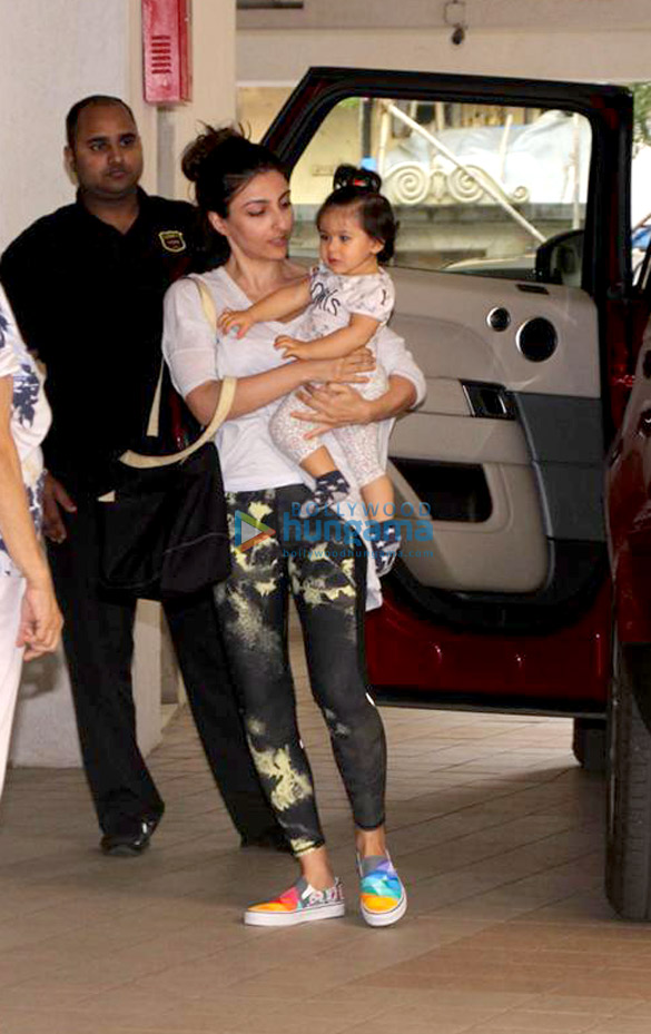 Taimur Ali Khan, Soha Ali Khan and Inaaya Naumi Kemmu snapped in Bandra Taimur Ali Khan, Soha Ali Khan and Inaaya Naumi Kemmu snapped in Bandra