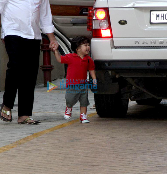 taimur ali khan snapped at karisma kapoors residence 1 2