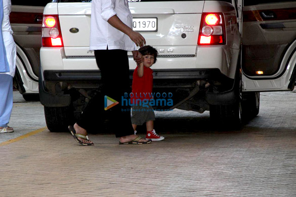 taimur ali khan snapped at karisma kapoors residence 2 2