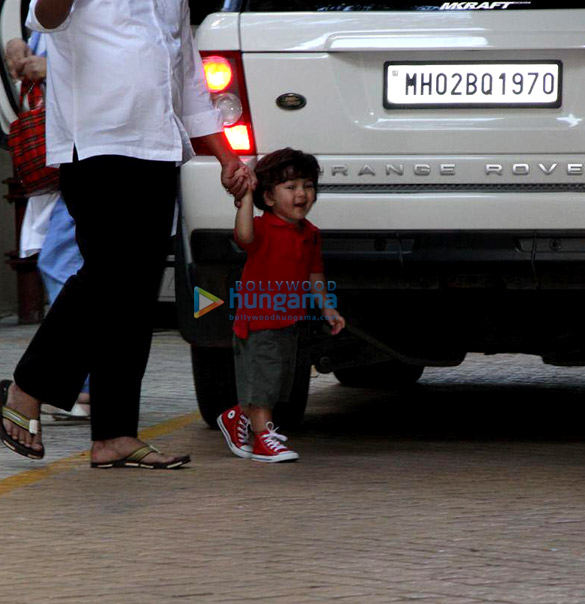 taimur ali khan snapped at karisma kapoors residence 4 2