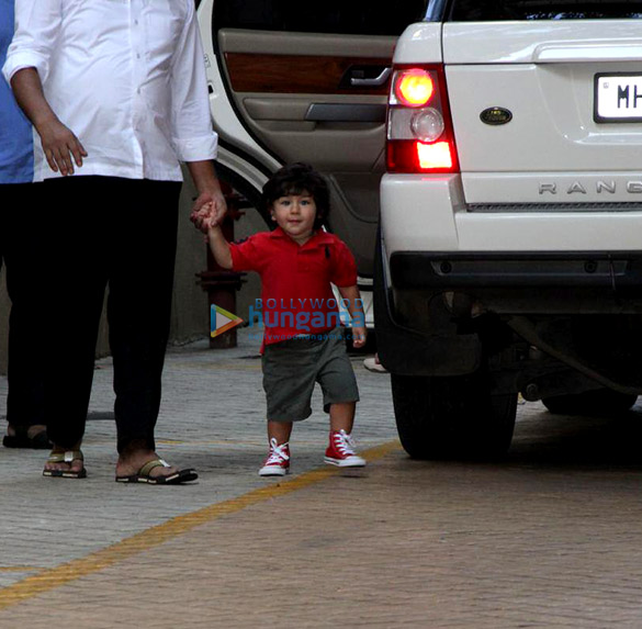 taimur ali khan snapped at karisma kapoors residence 5