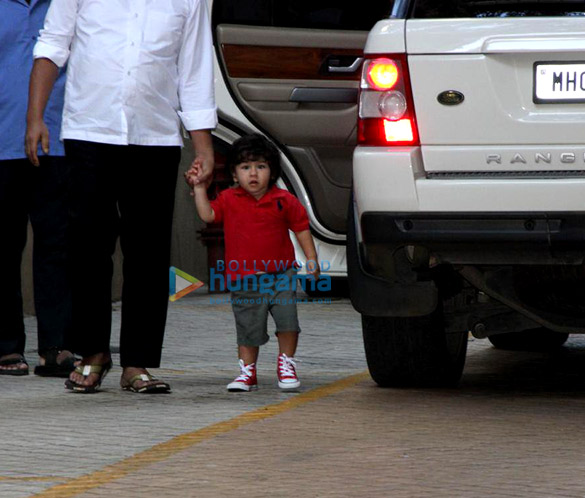 taimur ali khan snapped at karisma kapoors residence 6