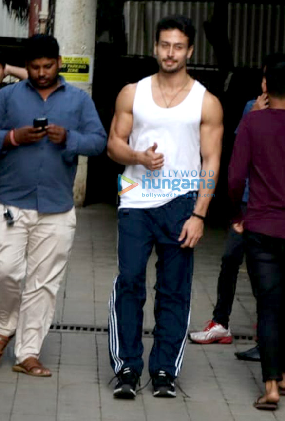tiger shroff spotted at dance class in andheri 4