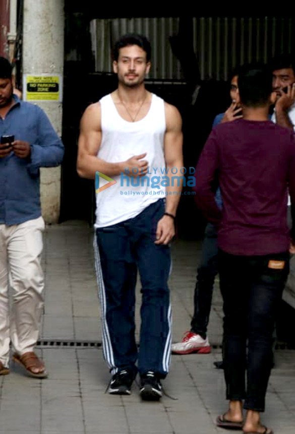 tiger shroff spotted at dance class in andheri 5