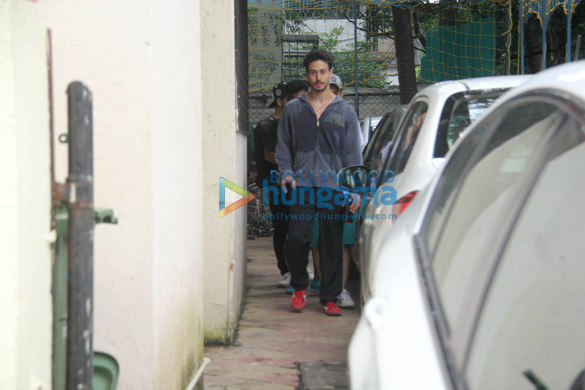 tiger shroff spotted at the dance class in bandra 2