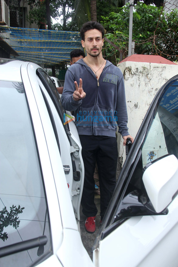 tiger shroff spotted at the dance class in bandra 6
