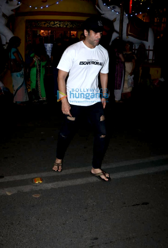 tusshar kapoor snapped at shree mukteshwar temple 6