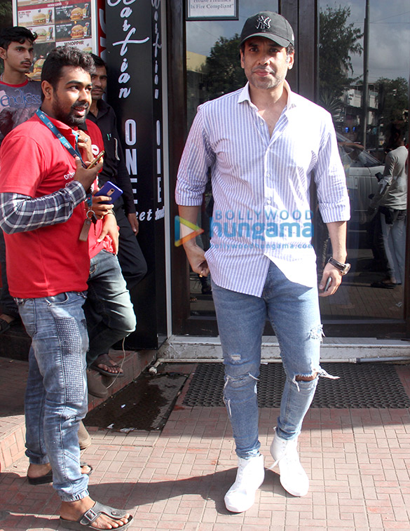 tusshar kapoor spotted at bastian 3