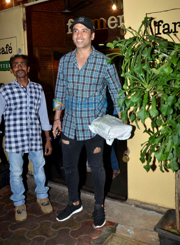 tusshar kapoor spotted at farmers cafe in bandra 1 2