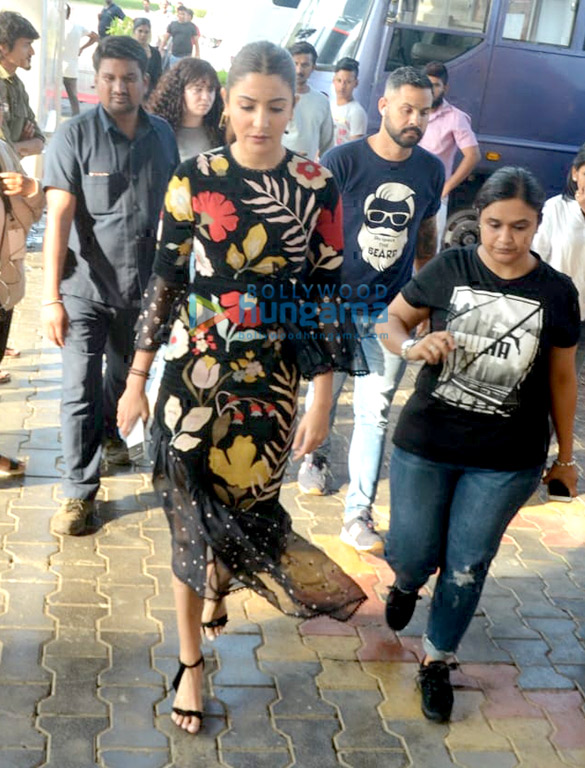 varun dhawan and anushka sharma snapped promoting sui dhaaga made in india on sets of indias best dramebaaz 4