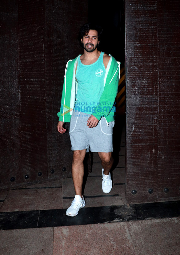 varun dhawan snapped at the gym 2 5