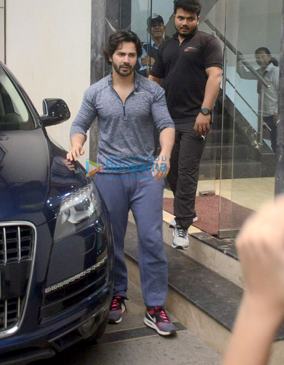 varun dhawan snapped outside his gym in bandra 1