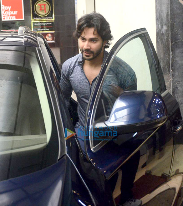 varun dhawan snapped outside his gym in bandra 6