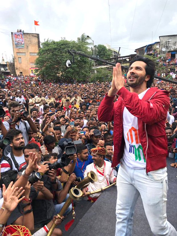 WATCH: Varun Dhawan creates frenzy with 'Tan Tana Tan' dance at dahi handi celebration in Mumbai