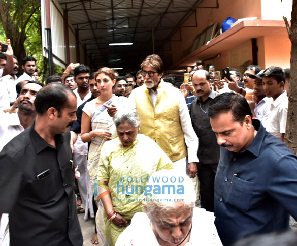 amitabh bachchan and family snapped during durga pooja in khar 6