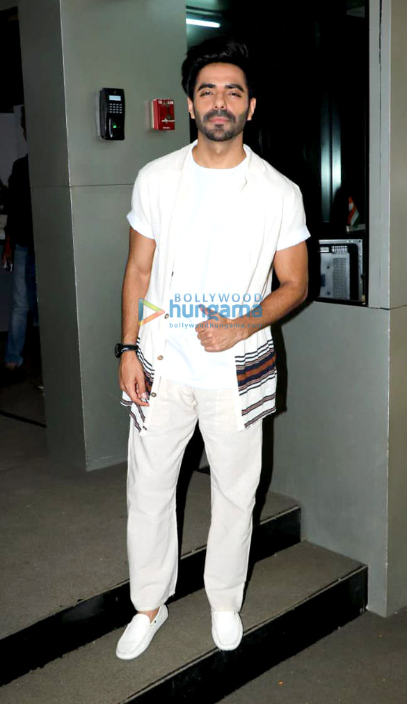 aparshakti khurrana spotted at zee office in andheri 1