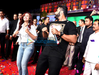 Arjun Kapoor and Parineeti Chopra snapped at the Luv-Kush Ramleela in Delhi