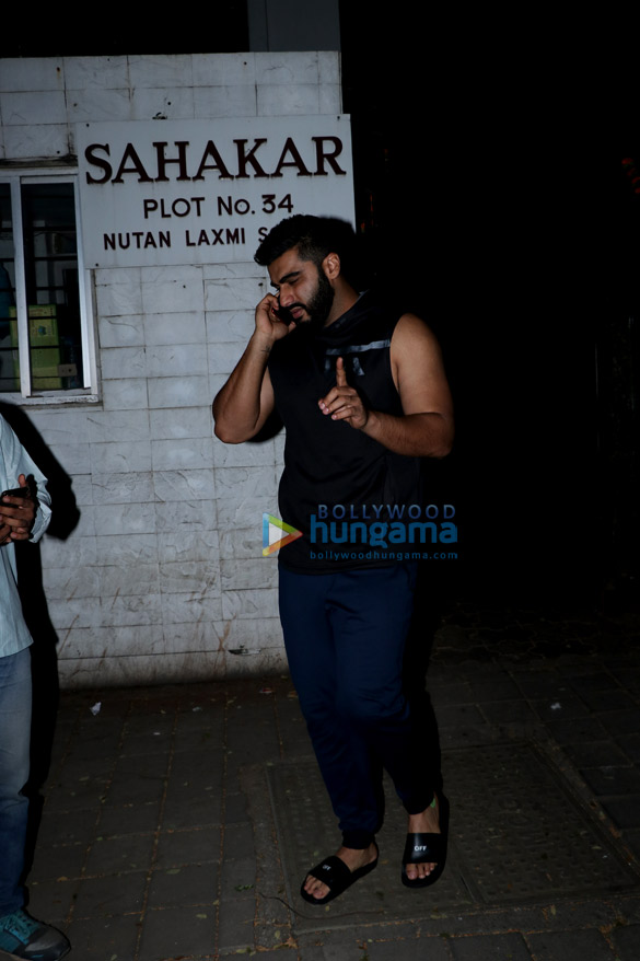 arjun kapoor snapped outside a clinic in juhu 2